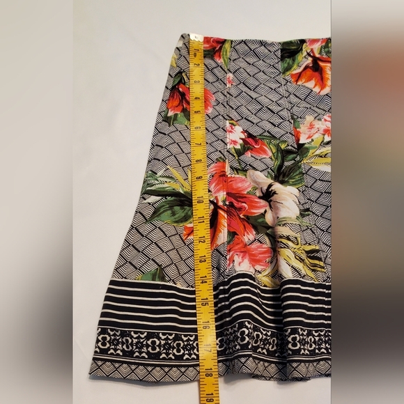 White House Black Market Multicolored Red Floral Skater A-line Mini Skirt Size 4 - Picture 8 of 10